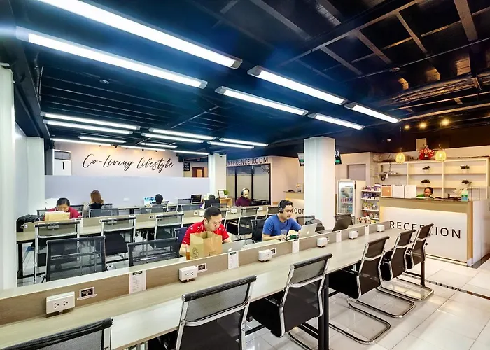 Nomad's Hub - Value Co-living Hostel *